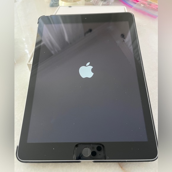New In Box Apple For iPad Wi-Fi 32GB (5th Generation) Free Delivery - Picture 11 of 13
